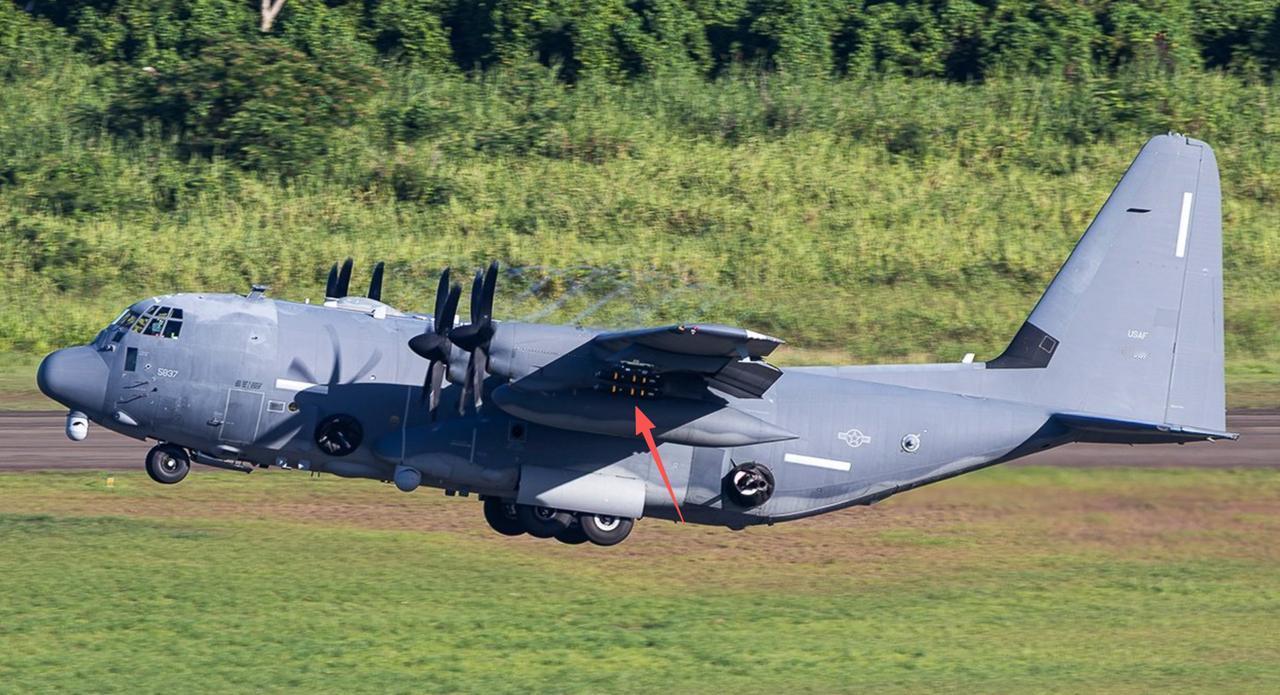 基于运-9开发的空中炮艇也来了，仔细观察机翼下挂着多联导弹发射装置。看来是等不了