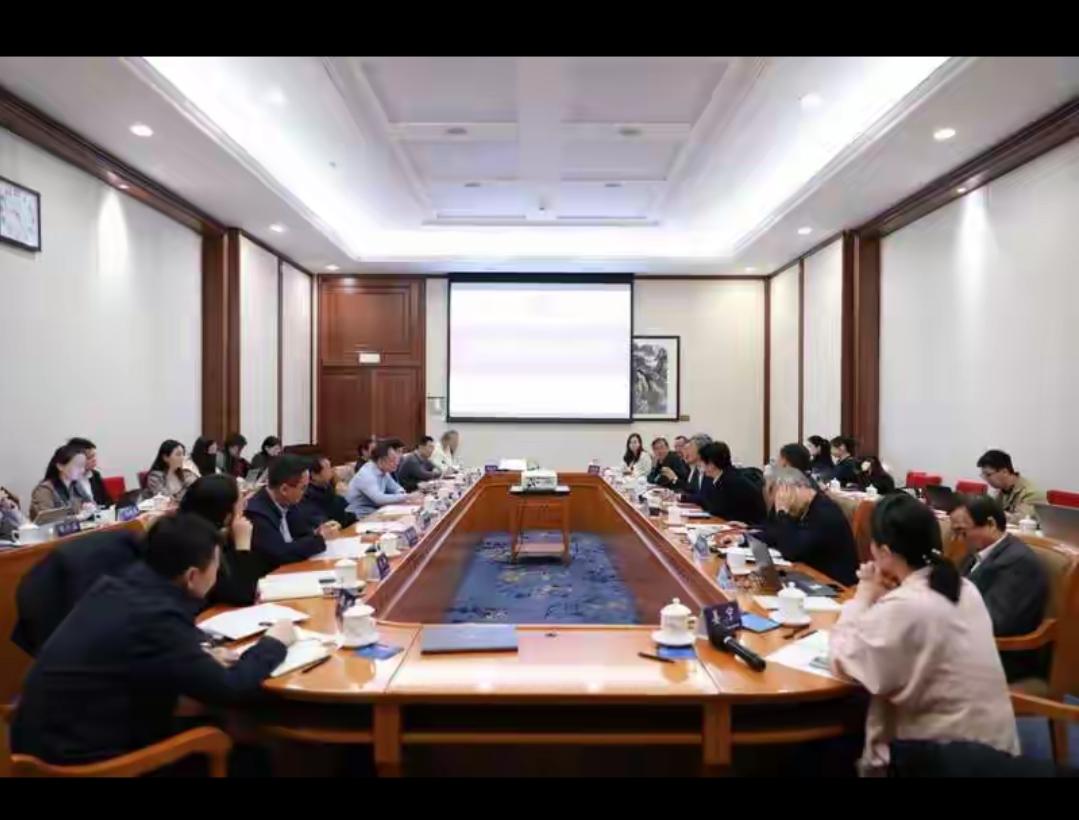 农民养老金专题会在北京开了，核心就一句话：几百块的养老金，真的该涨了！专家