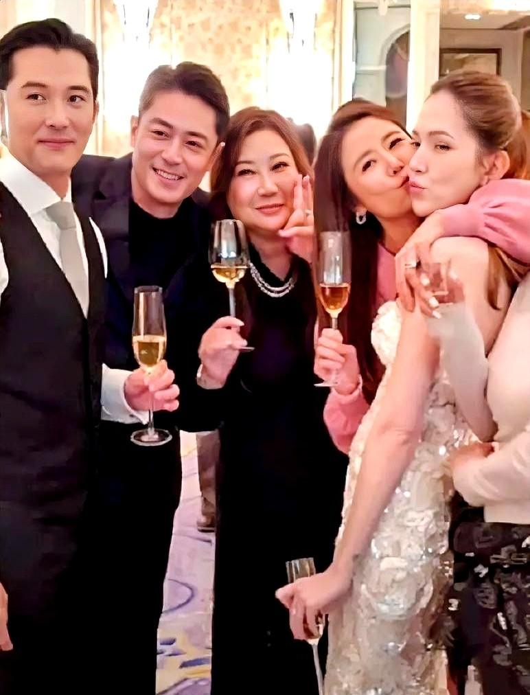 霍建华被拍到在贾静雯生日宴上全程站得笔直，像被班主任盯着的插班生，而林心如和许玮