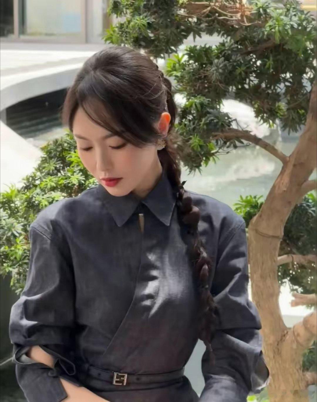 42岁唐嫣现身繁花展览，身材高挑气质出众如超模，无滤镜也超美​​​