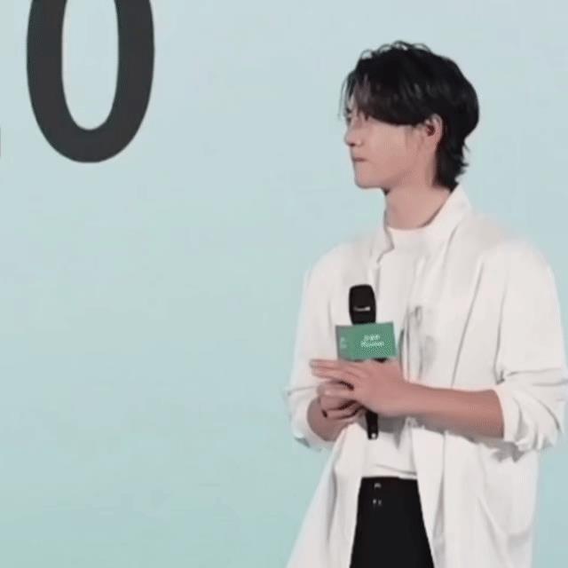王一博在台上的有好多小动作，你发现了吗？他一直在偷偷抠手呢。他边听主持人说话