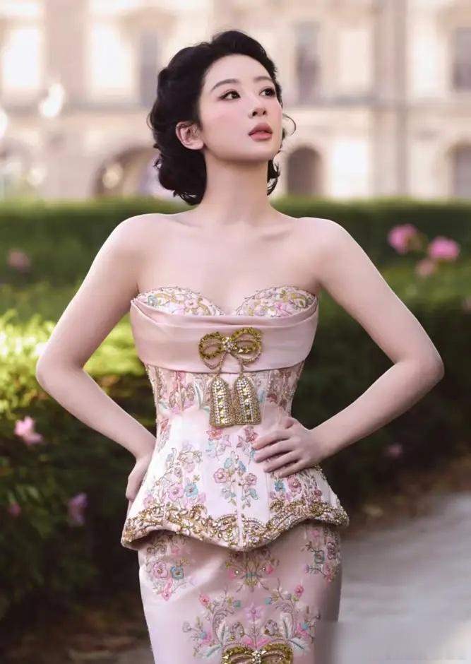 杨紫这身裙子，吓坏了整个时尚圈。不是借的，不是租的，是人家品牌追着送上门的，一
