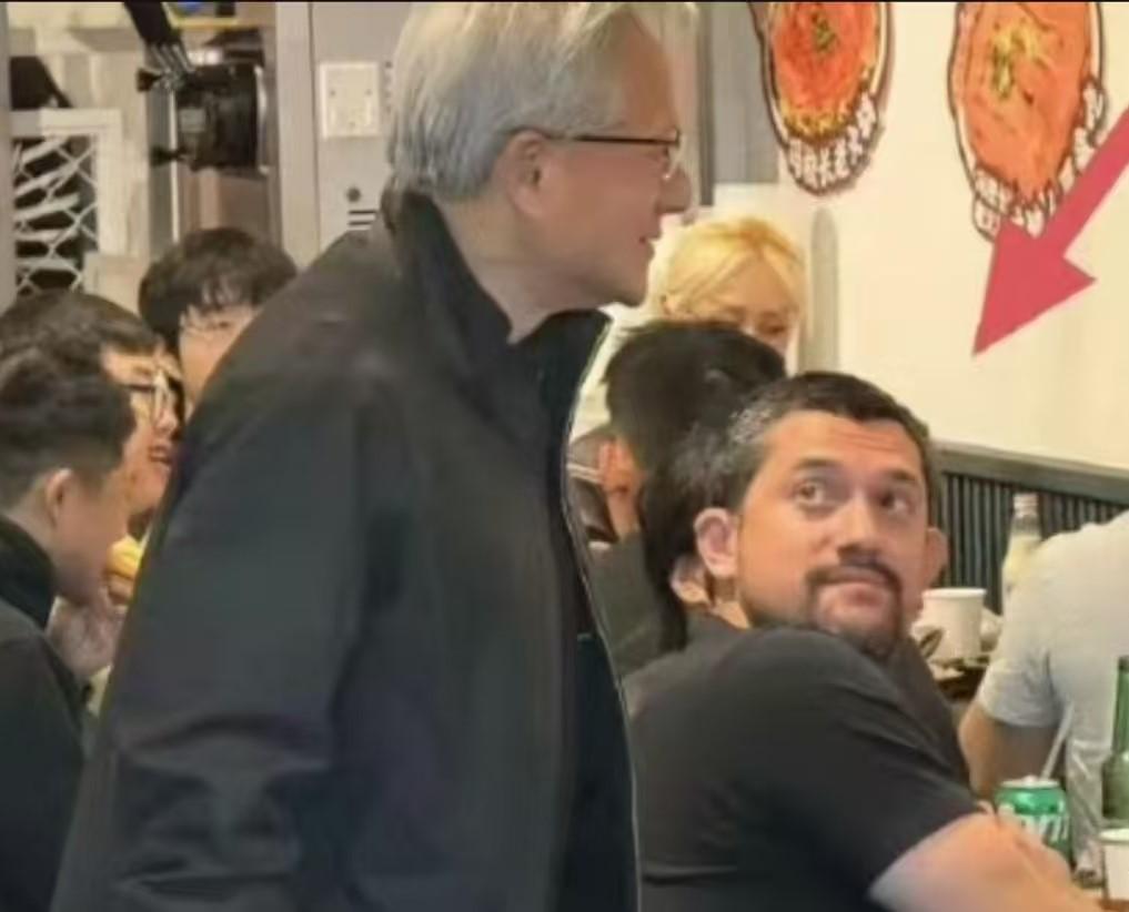 黄仁勋的儿子黄胜斌今年只有35岁，但是面相看着比同龄人老了不止十岁，连头发都有点