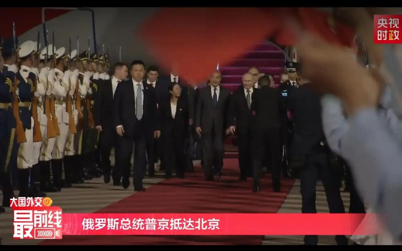 没想到，来接普京的居然是外交部长王毅，一下飞机，普京首先就和王毅握了