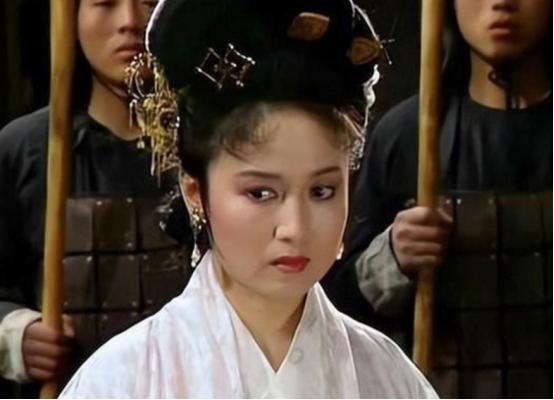 公元198年，曹操遇见了大将军何进的儿媳尹夫人，看着美艳动人的尹夫人，曹操一阵心