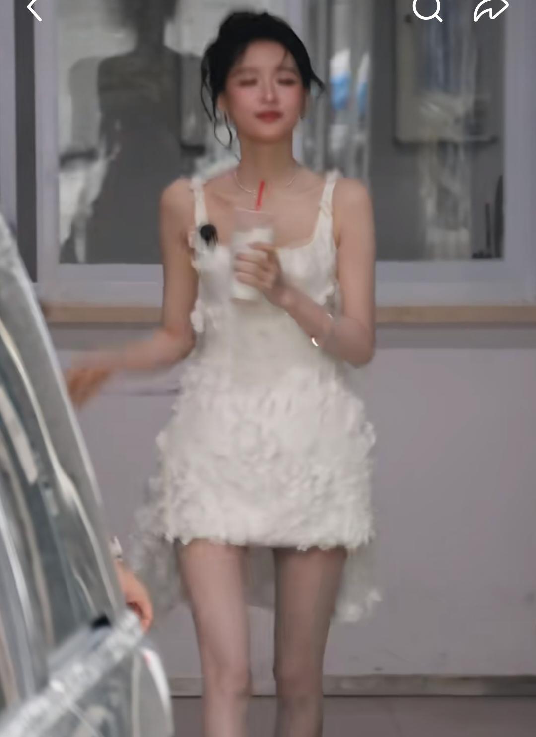 现在的女星都瘦的吓人，感觉远远的看瘦的只剩下骨头了！估计孙怡连八十斤都没有，前