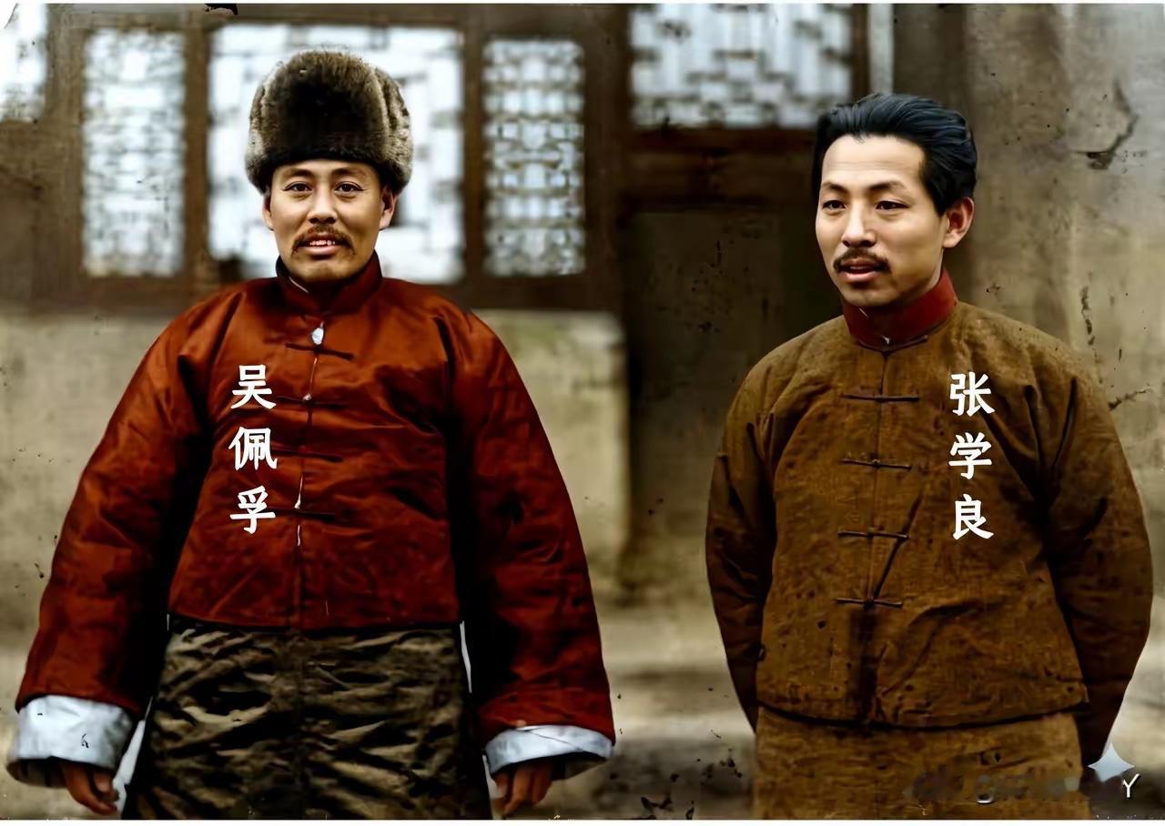 原来吴佩孚是这样长相，暗红色长袍马褂，是那个时代文人检签，这是他和张学良同框合影