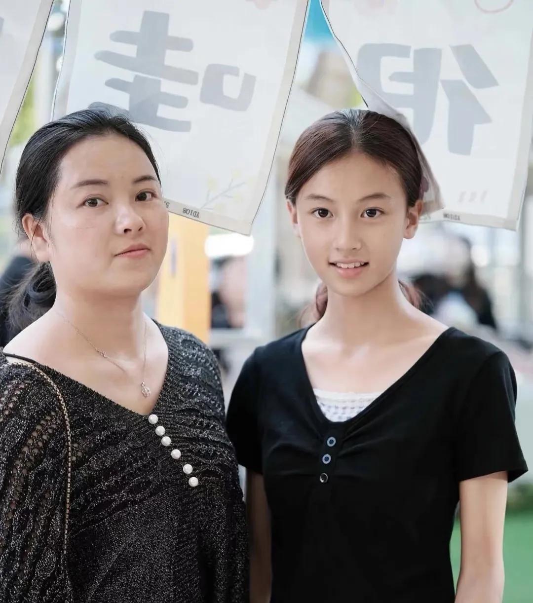 我总算弄明白了，为啥这个16岁的小孩七七急着出道的原因了！不是因为她想要走表