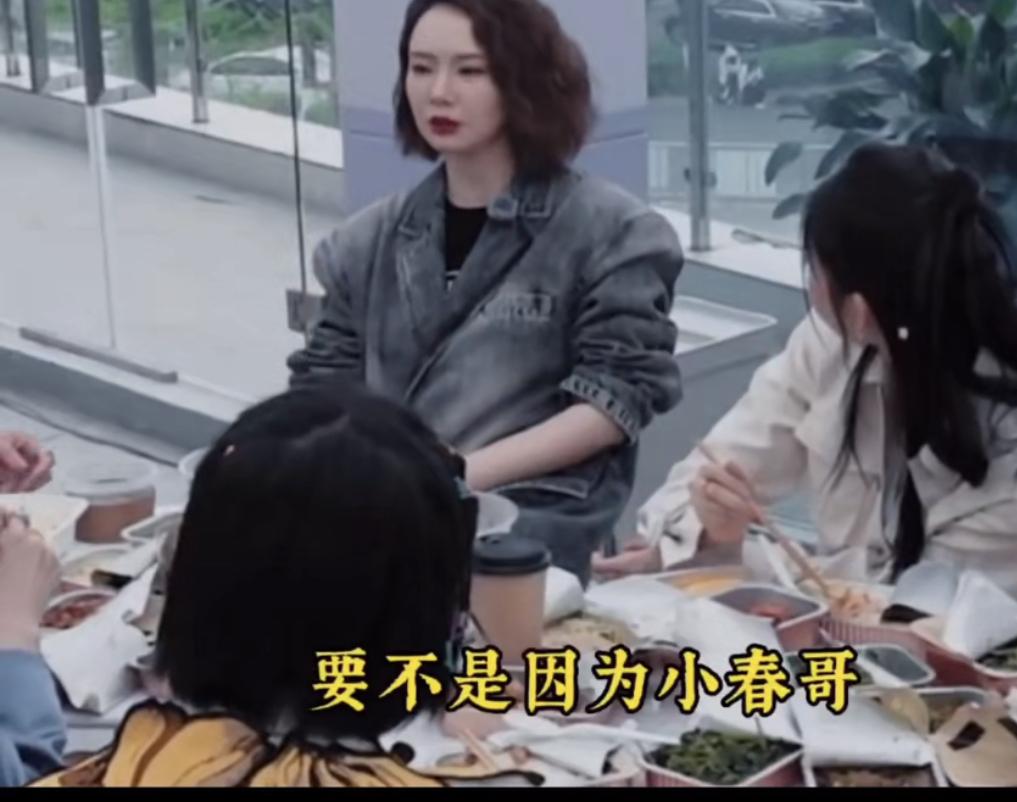 戚薇很感激陈小春对她和儿子的救命之恩。戚薇在二胎生产前10天和朋友们聚餐，走在路