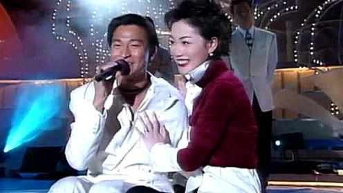 王菲不仅和刘德华同台合唱过，他们还一起穿着睡衣拍过照片。在舞台上的王菲好漂亮，穿