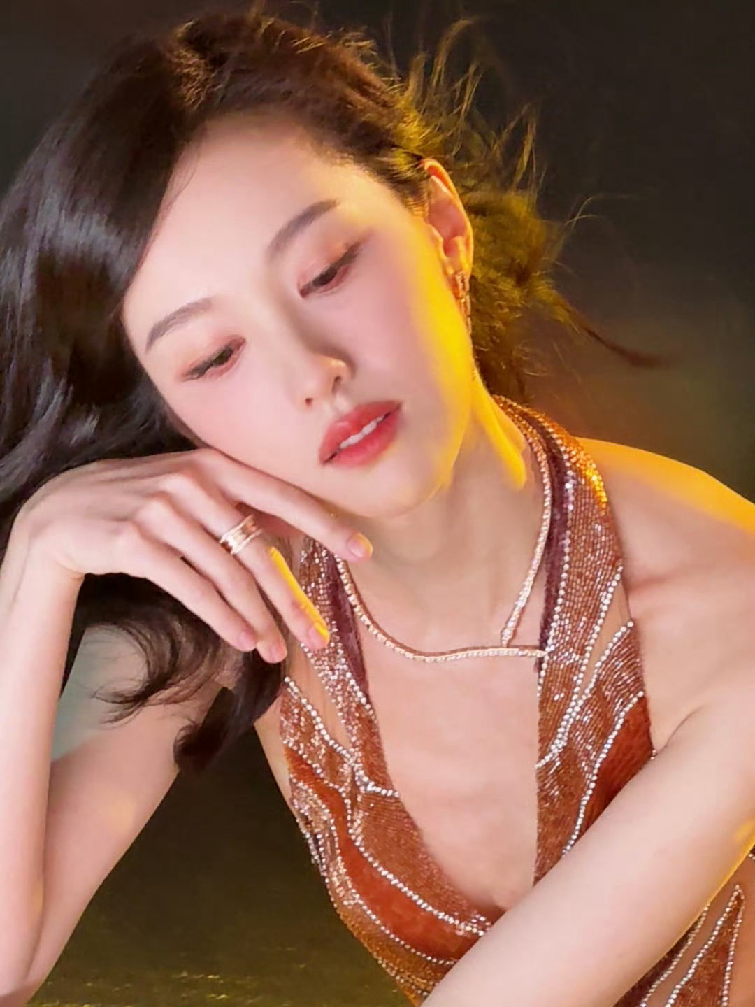 陈都灵慵懒港风适配度直接拉满！蓬松微卷发+冷艳大红唇，一整个梦回90年代港星盛