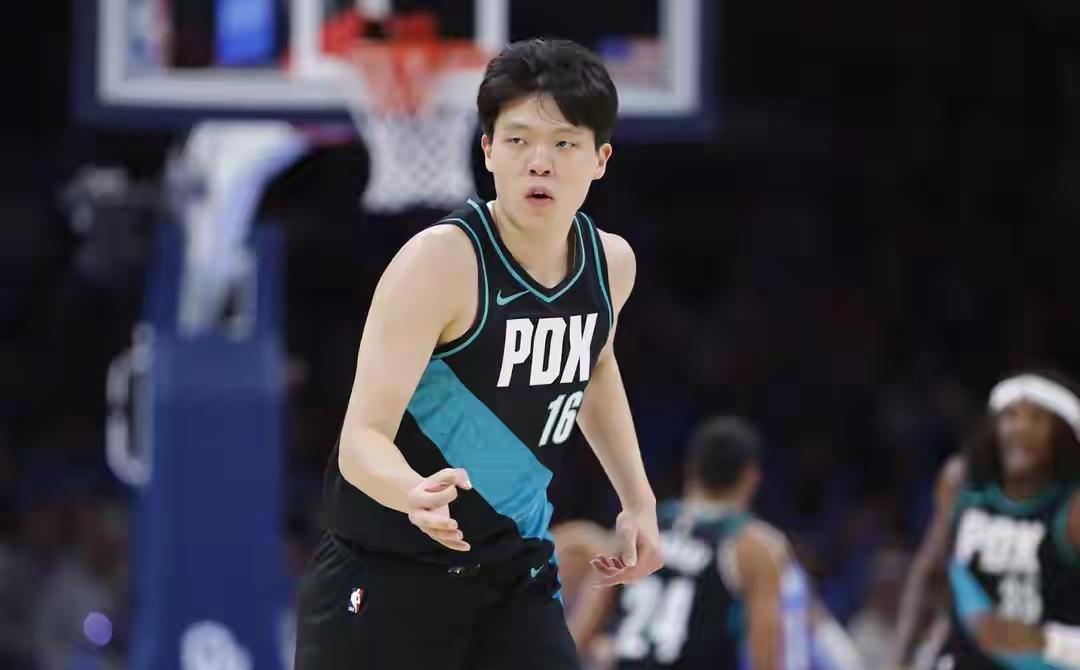 刚蹲完开拓者对战火箭的直播，我真是拍大腿吐槽。本来还满心期待杨瀚森能刷出点亮眼数