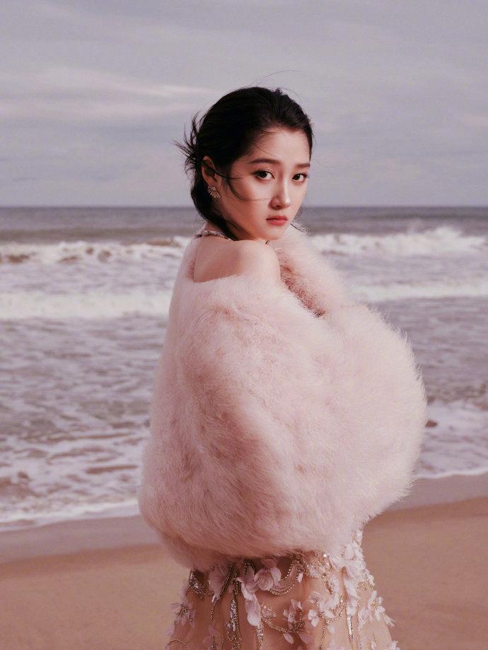 关晓彤elle红毯造型​​​关晓彤香槟色的蕾丝裙​​​关晓彤香槟色的蕾丝裙