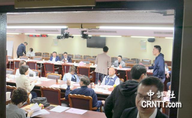 国民党今天上午开党团大会，军购之乱让气氛诡谲。国民党党团大会原本主题是“检察