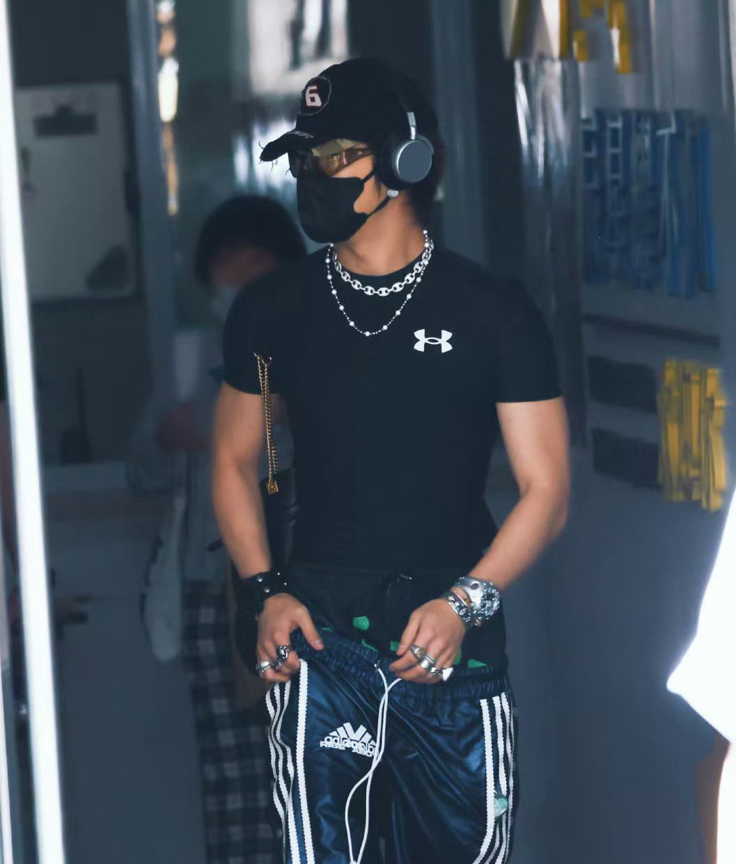 谁去帮马伯骞提提裤子马伯骞的这条裤子设计感十足，又潮又前卫，穿上是真的帅气呀，不