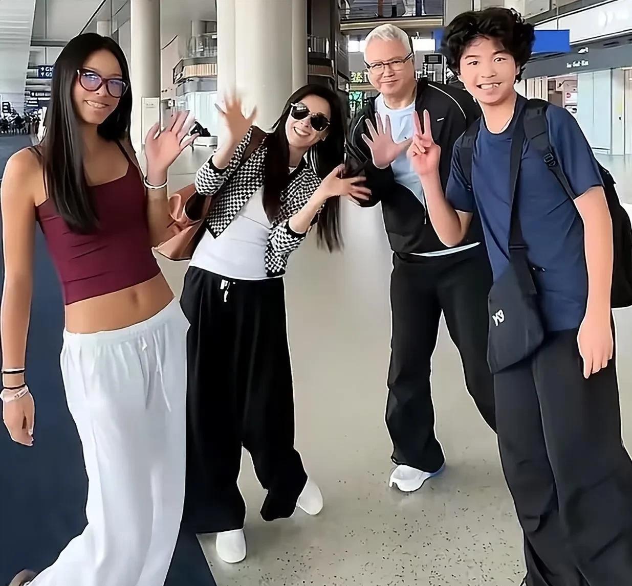 张庭一家四口度假照，长女皮肤黝黑健康美，儿子卷发造型超帅气