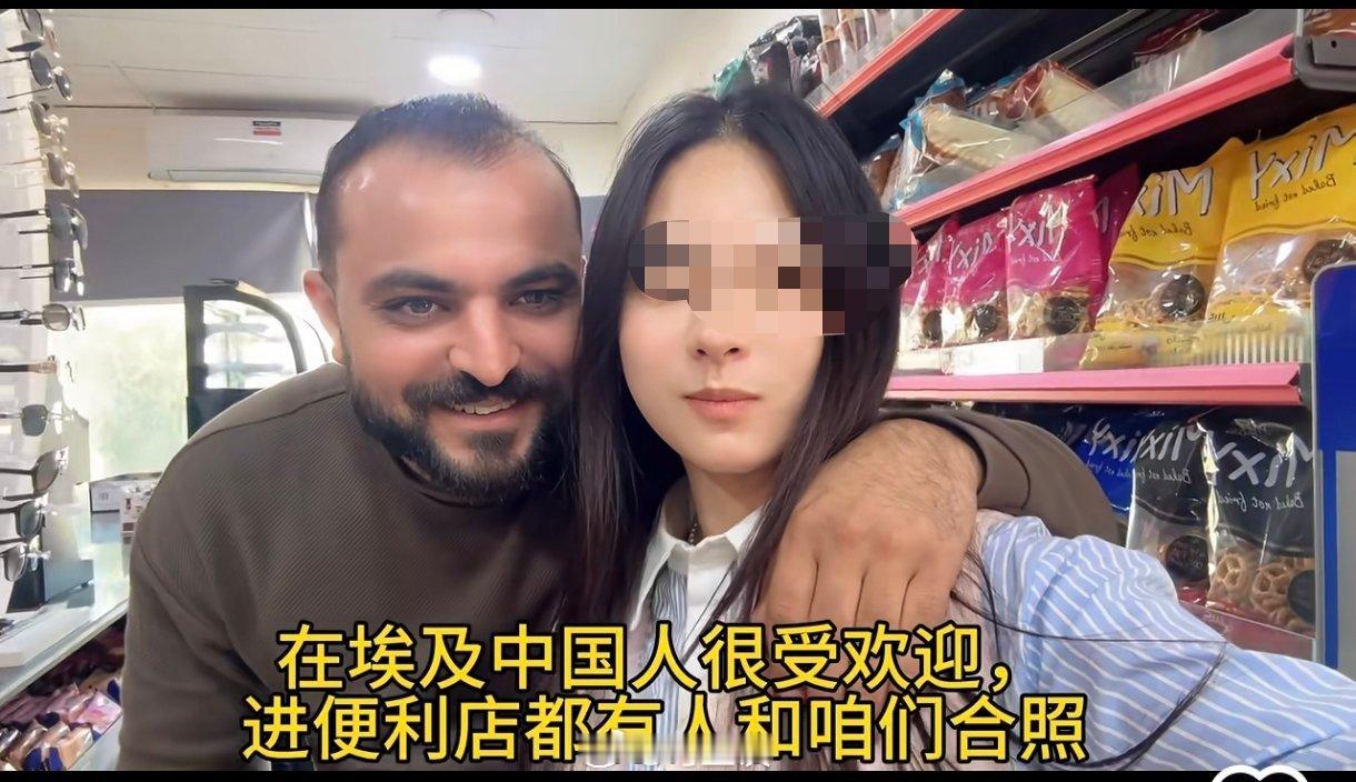 这哪里是热情合影，这是吃你豆腐…