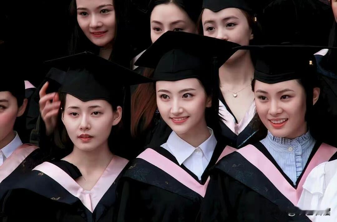 景甜的大学毕业照曝光，她果真是美女中的佼佼者。这副模样即便置身于一群美女之中，也