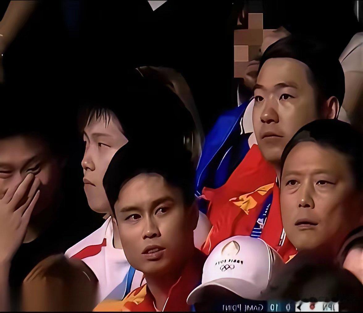 为啥樊振东巴黎奥运乒乓球比赛1:10落后，全场都揪着心的时候，有人居然笑得特别猥