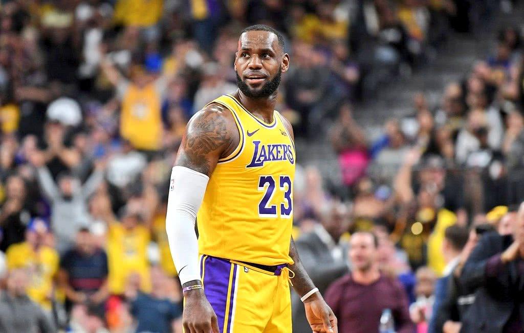 　两个持球大核把艾顿喂爽了，东契奇喂完詹姆斯继续喂，艾顿在内线无人可挡，他１１投