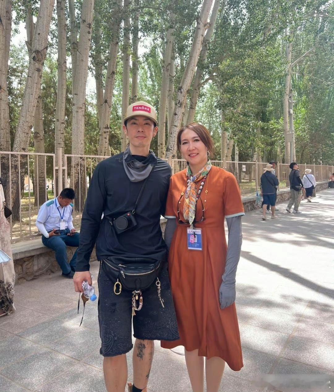 47岁吴建豪在莫高窟游玩被偶遇，他的穿衣打扮好酷帅，身材又高又瘦，看起来好年轻，