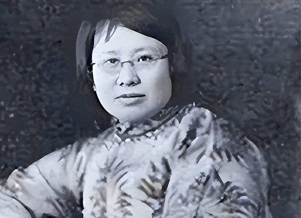 临终前，她留下一封遗书，反复叮嘱海外子女：回国，报答人民政府。怪就怪在这儿：