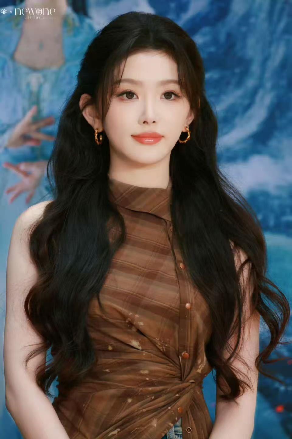 杨雨潼孔雪儿花花相惜杨雨潼孔雪儿扫楼萌度超标！美萌双脸同框超治愈，《暗河传》小