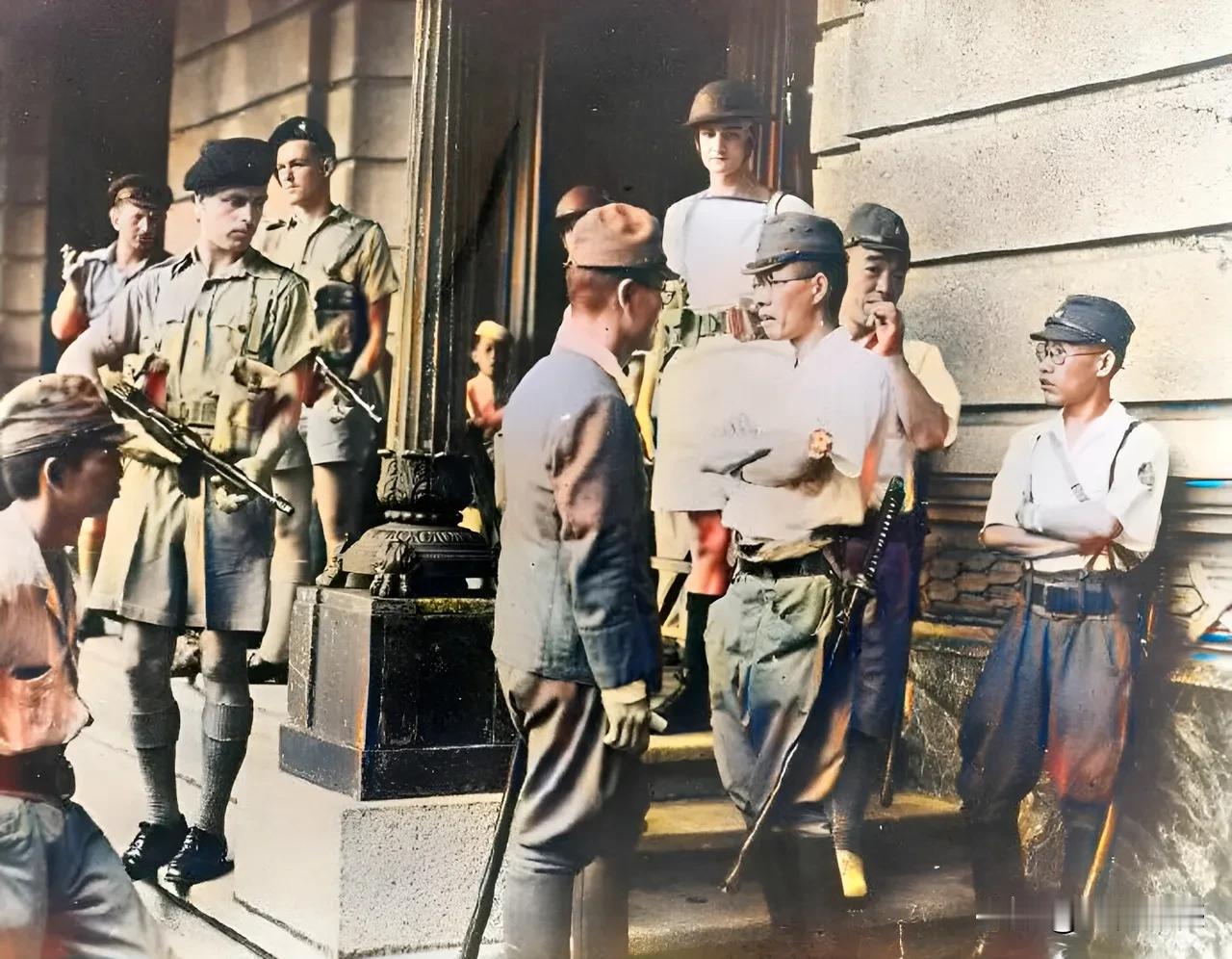 这应该是日本鬼子缴械投降时的画面，但是从这个画面当中也能够看得出来，日本鬼子身上