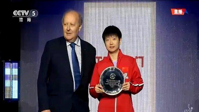 同一天，别人家端蛋糕、抱花束，她家从赛场拎回一只银光闪闪的盘。母亲节这晚，孙颖
