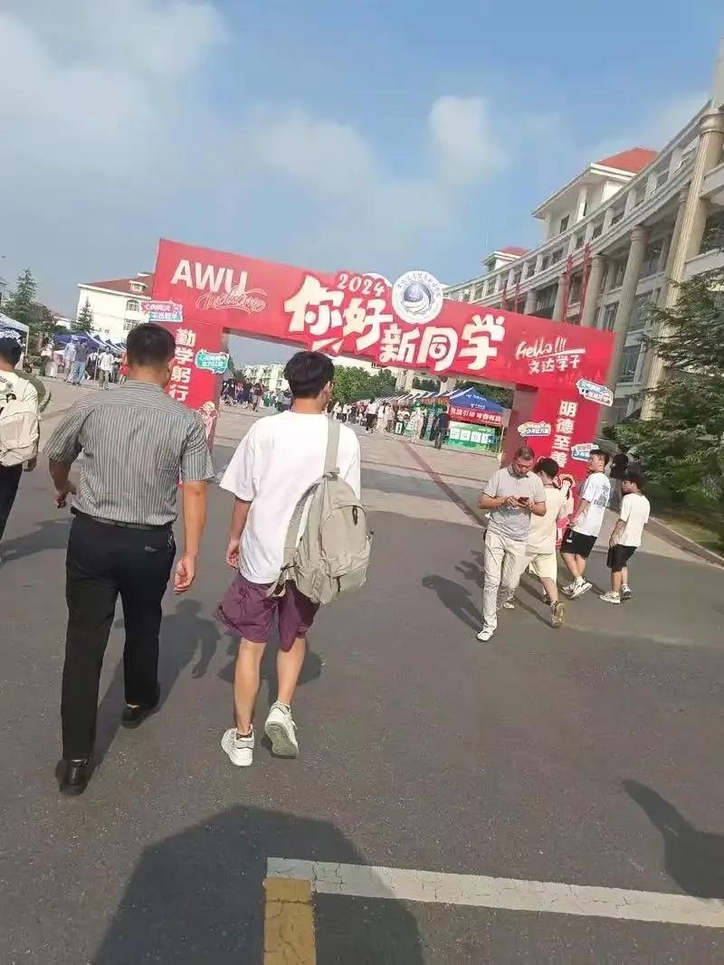孩子上大学，一定要小心这三类人，不然轻则影响学习，重则断送孩子的前途。家长们刷到