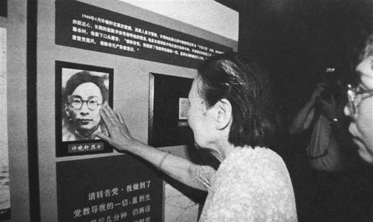 1999年，一位82岁的老奶奶来到重庆白公馆，她走到一张男子的照片下，突然，停下