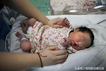 产妇顺产后第30天, 肚大如“怀孕”, 家人掀开被子……