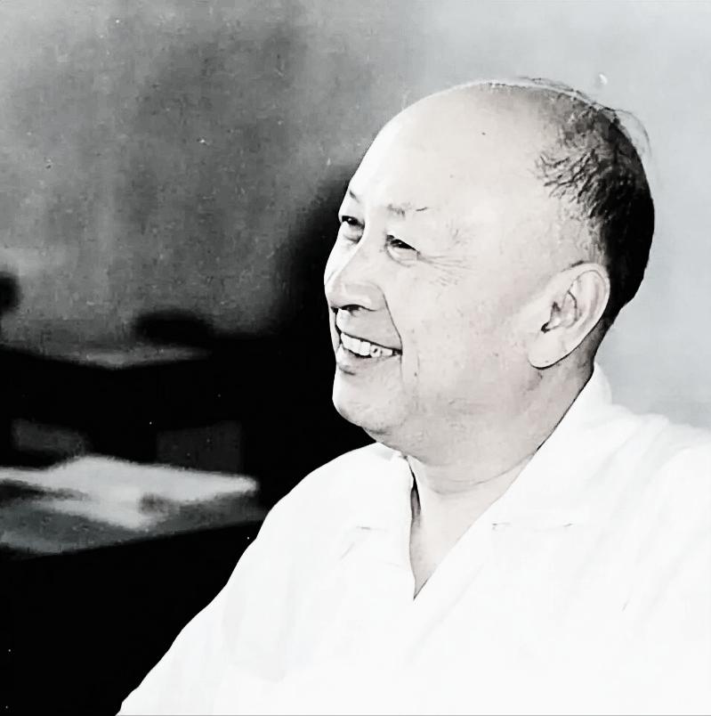 一次，钱学森来找聂荣臻汇报工作，聂荣臻看到他从一辆蓝色轿车上下来，就问秘书：“我