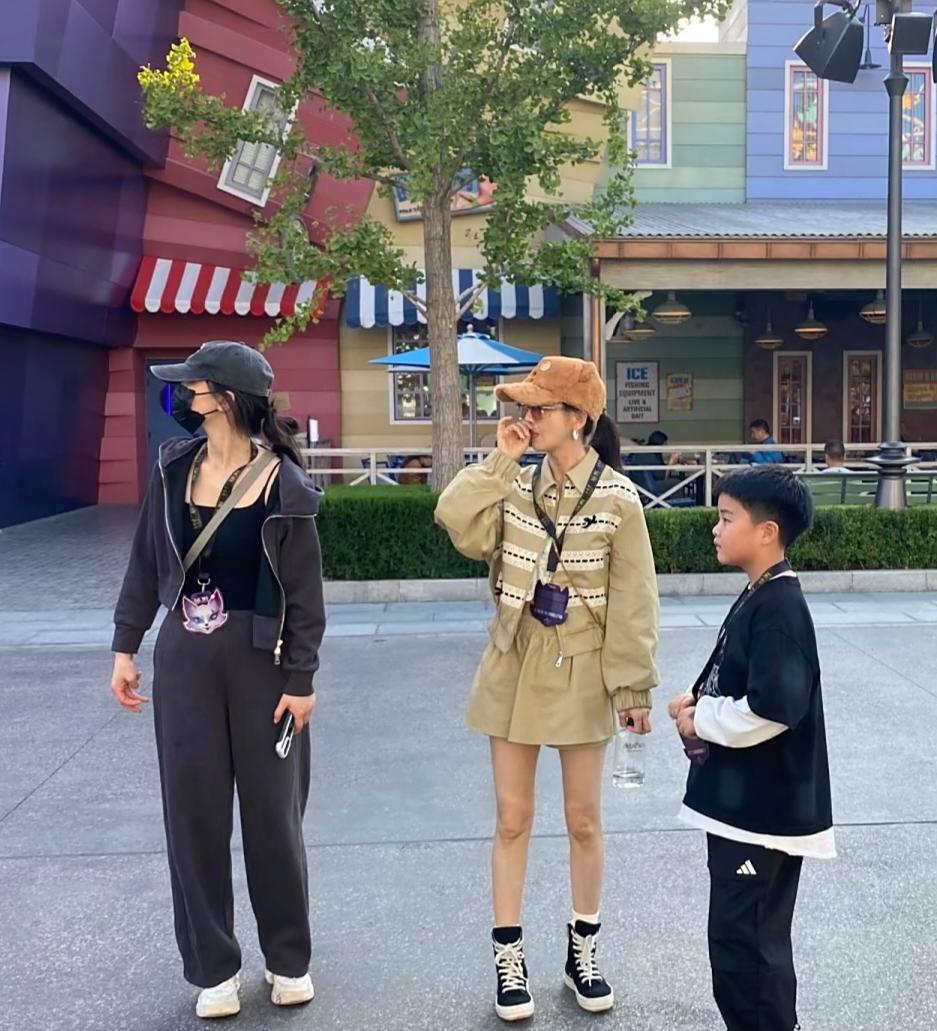 佟丽娅和9岁儿子朵朵在北京逛街游玩，母子俩穿衣打扮时尚。儿子的身材胖胖的，颜值很