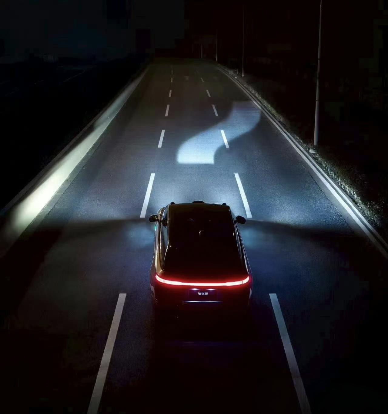 ES9公布43项技术首创蔚来ES9又有一个“随动大灯”这是随动大灯还是投影光