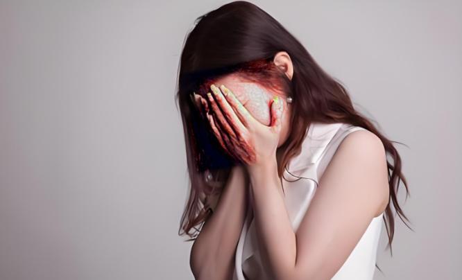 “报应来得太快了！”上海，一男子离婚，很快二婚，和二婚妻子虐待原配的女儿，女儿只