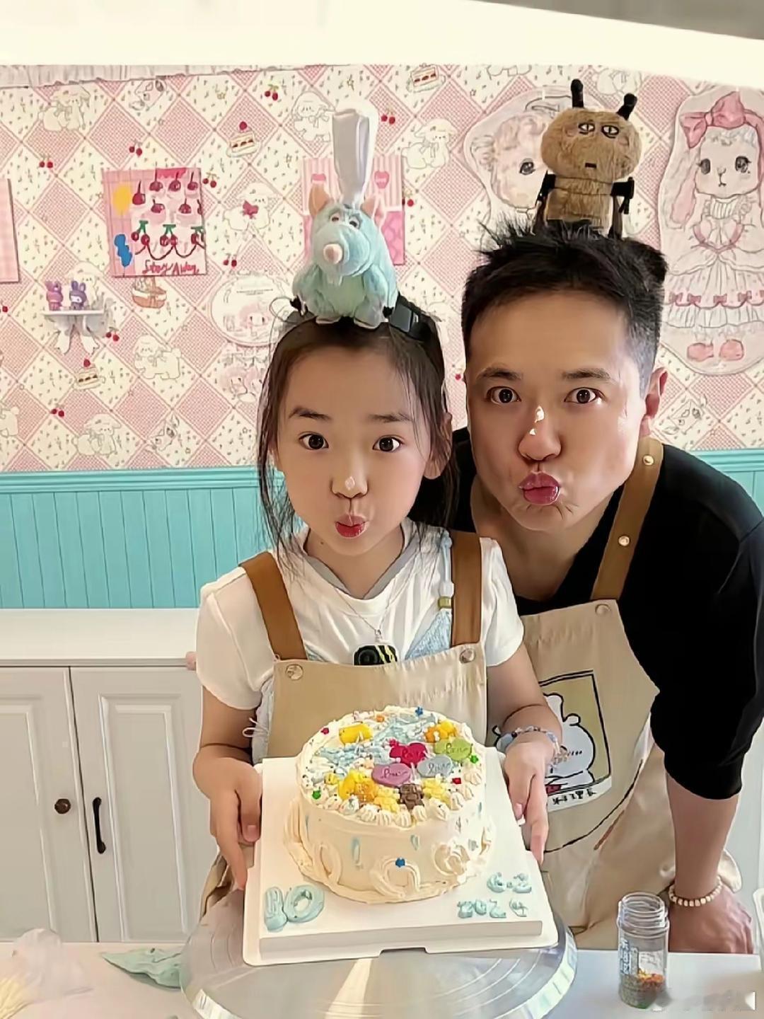 董璇高云翔一起给女儿过生日，这是离婚后两人首次公开同框吧！高颜值的一家三口，太养