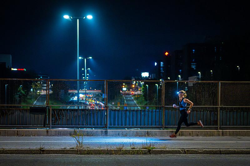 今晚去公园跑步，哇塞凉飕飕的风。吹在身上好舒服呀！这个天气就适合跑步