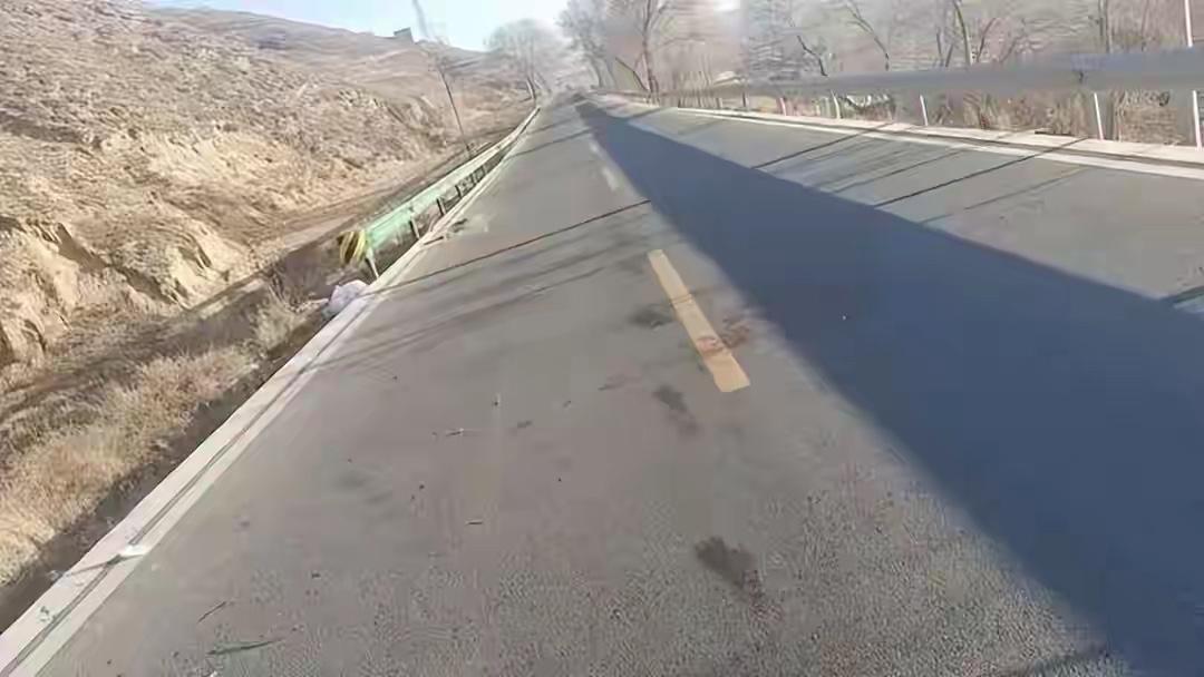 公路祭祖，兰州一家族二十多人遇车祸2死多伤，伤者在ICU抢救，其中还有一名高三学