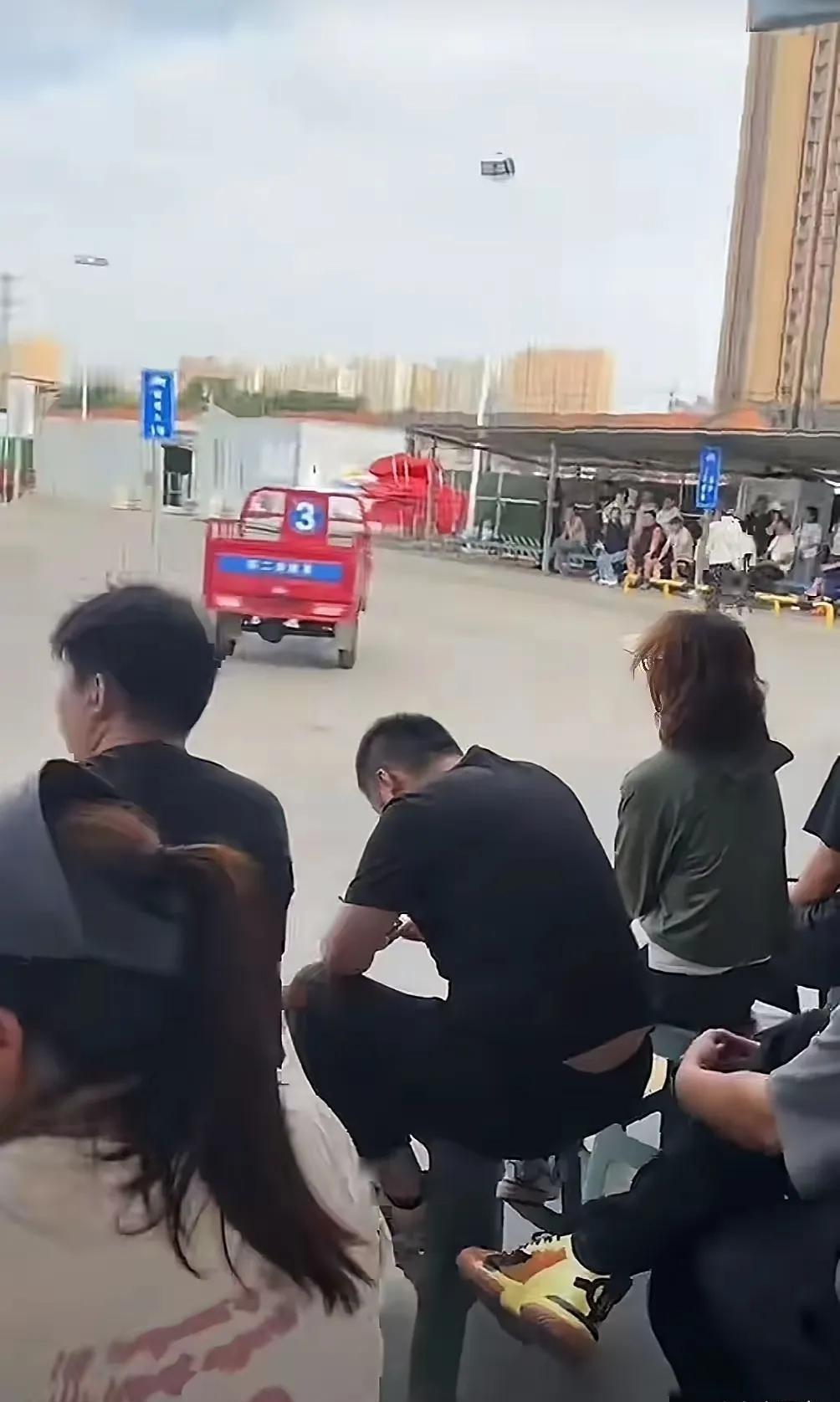 驾校这波操作，真把电动车驾照当金矿挖了？年前二百多，眼瞅着整治期逼近，价格直接三