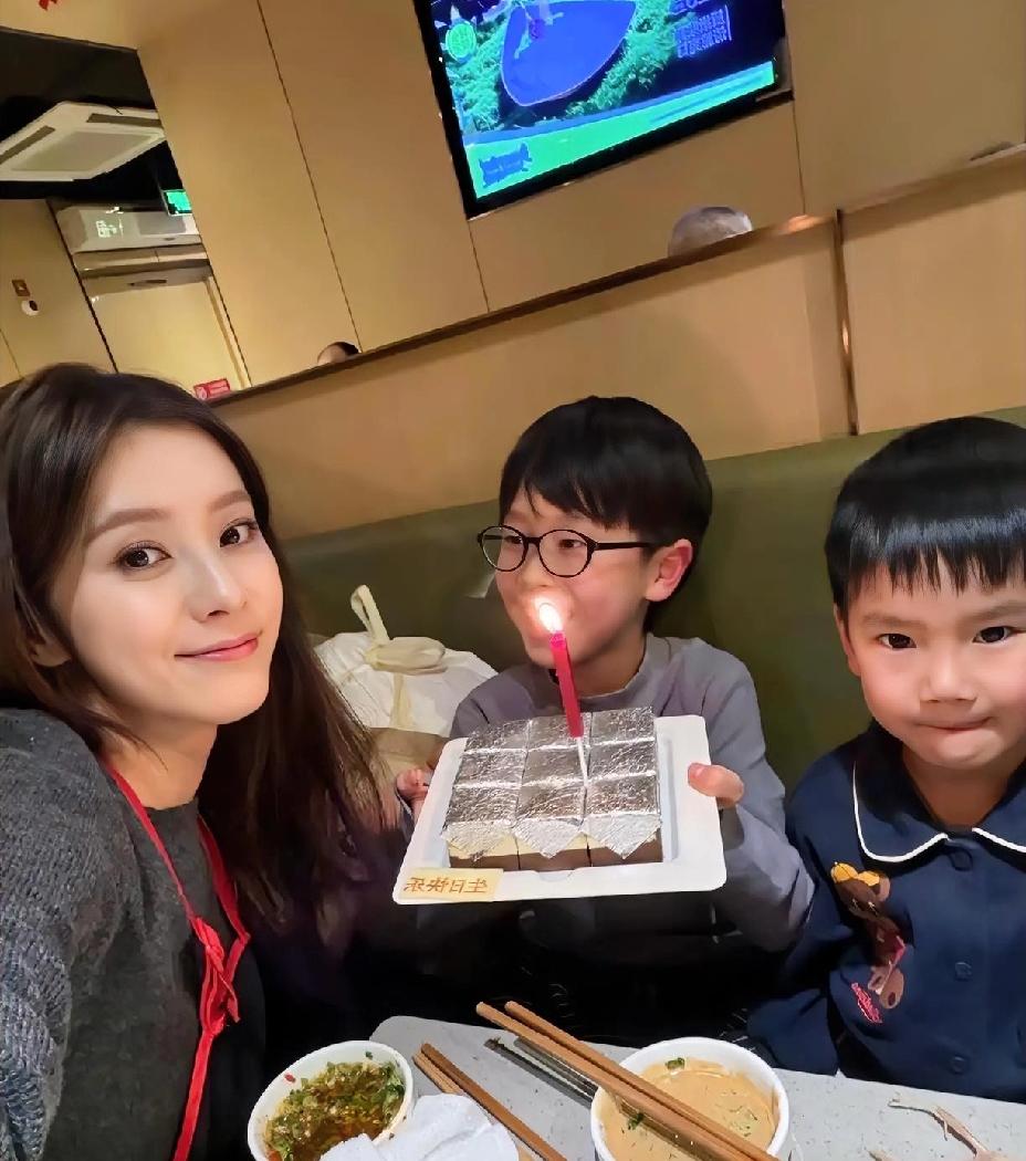 梁靖崑真是人生赢家，不仅有漂亮的老婆，还有两个可爱的儿子。这不美丽姐晒出