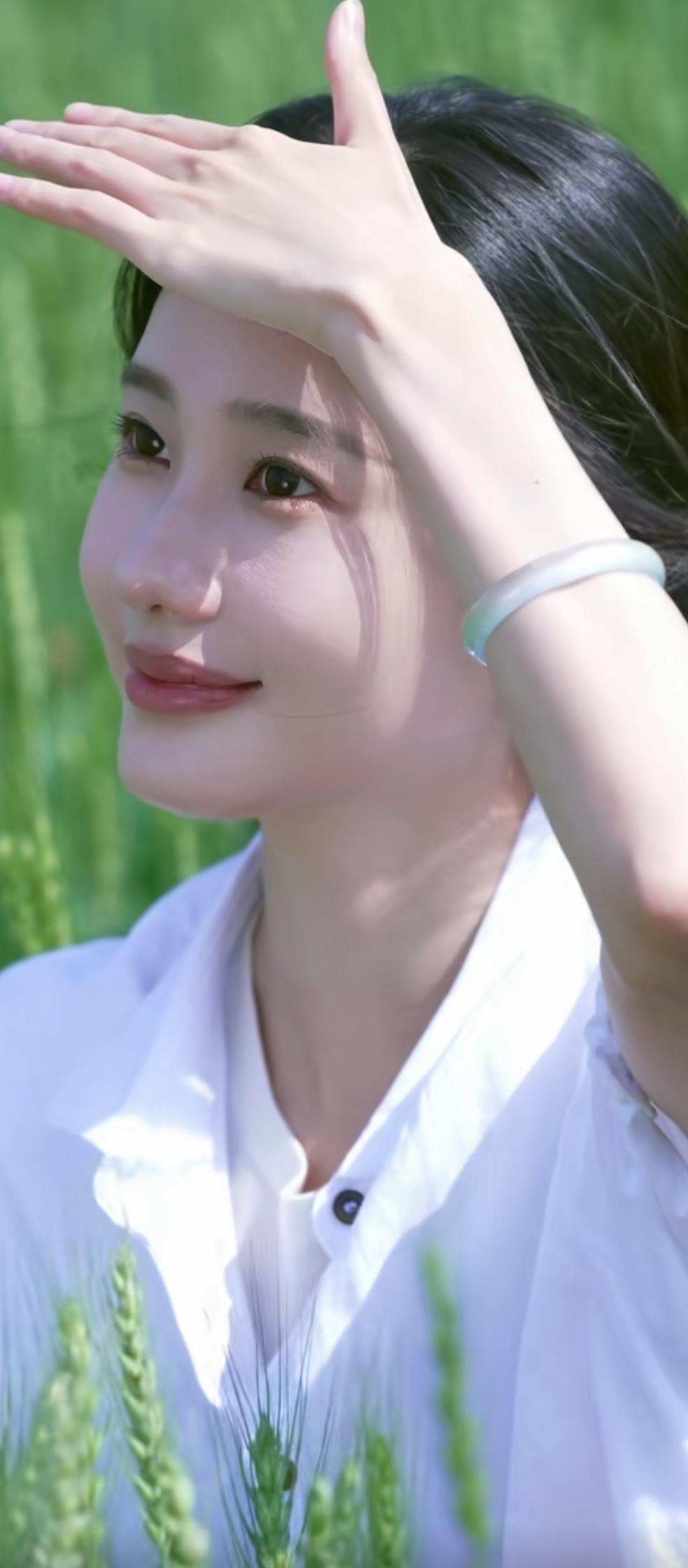 阳光下的微笑，自然中的美好