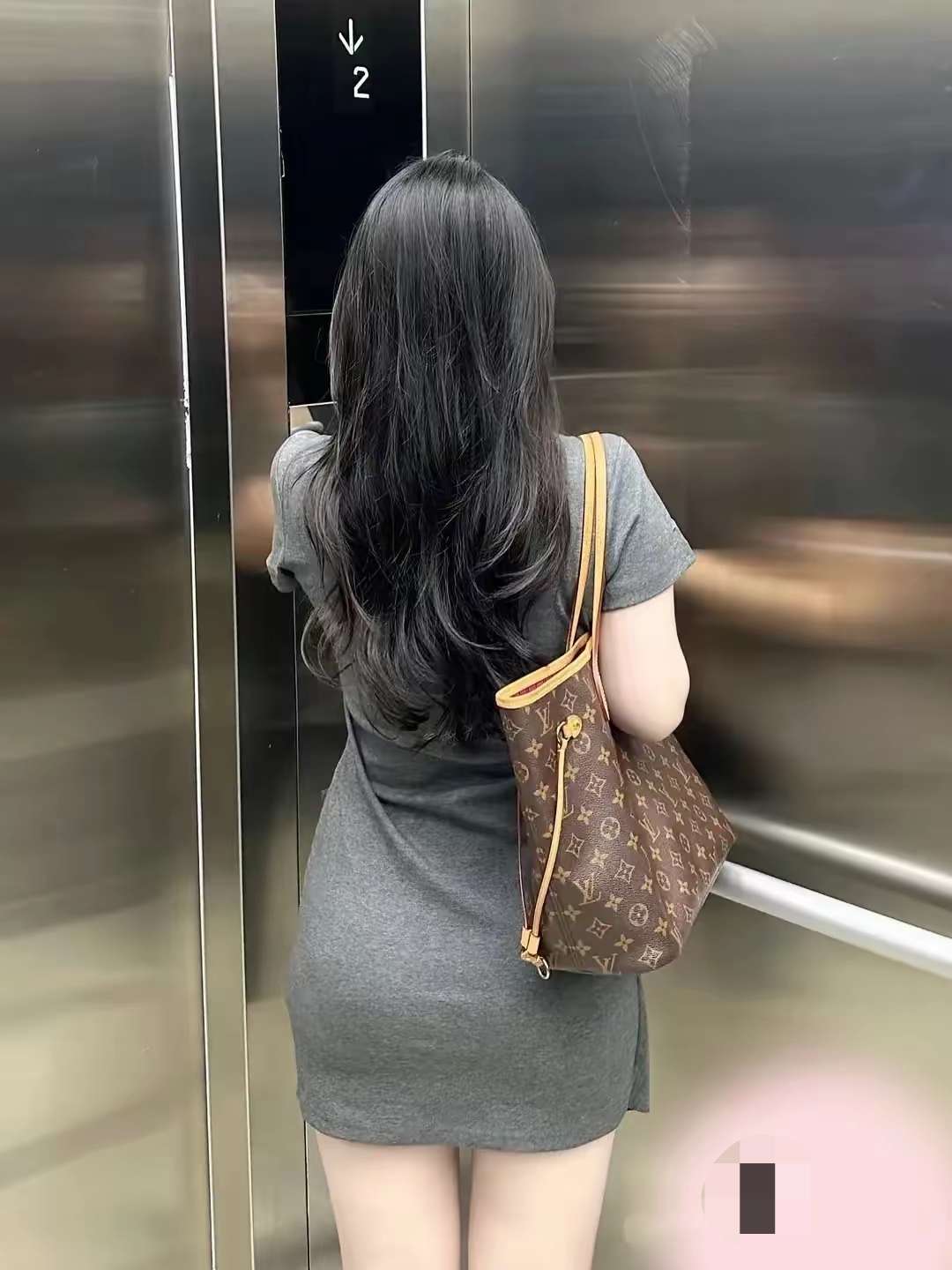 挡着我按电梯了，该怎么委婉的和她说