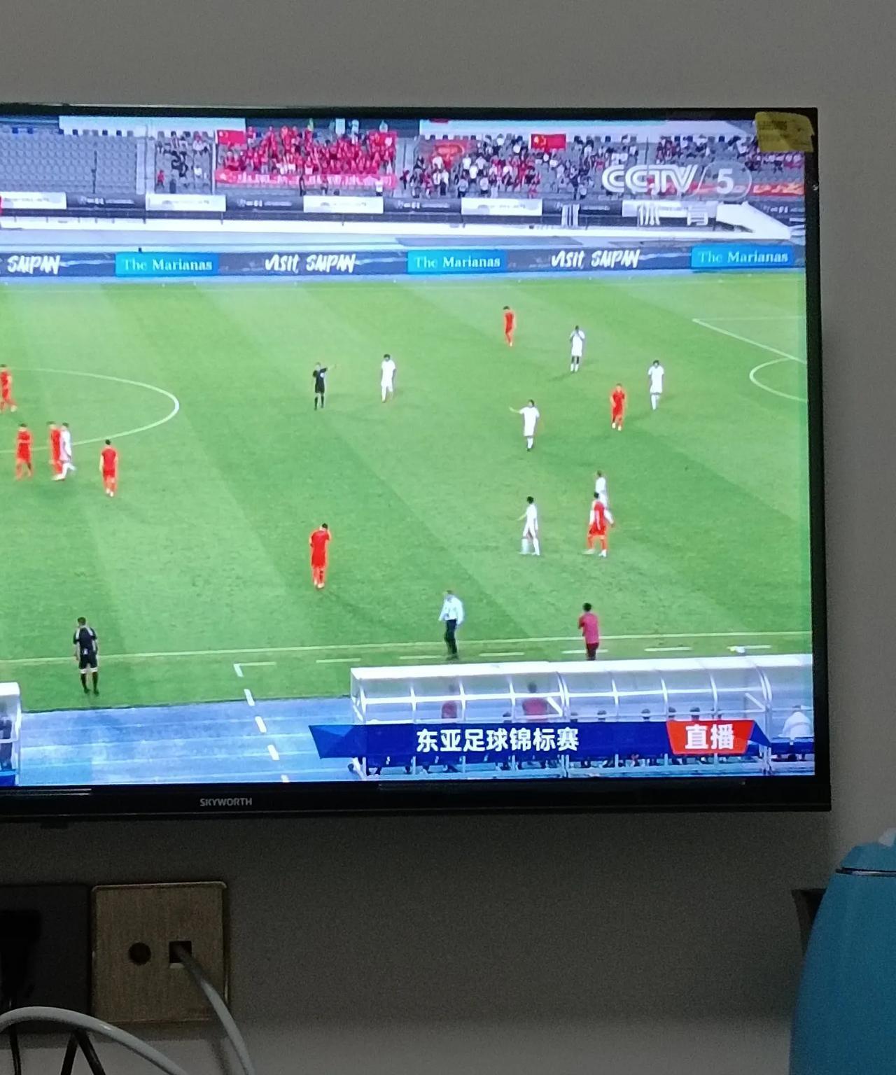 上半场，忍住了，没看。下半场，没熬住，还是看了。不看，心里犯嘀咕，看了，心里堵得