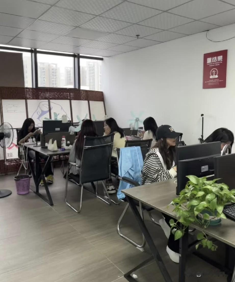 作为一个hr，很多人吐槽我们筛简历只会“三板斧”：卡学历，看年龄，看有没有大厂工