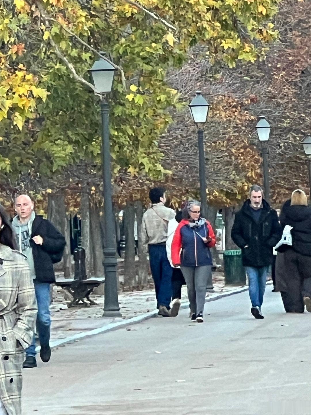 网友西班牙偶遇雷佳音，他穿得休闲，走得慢悠悠的，光看背影那大头轮廓，不用看脸都知