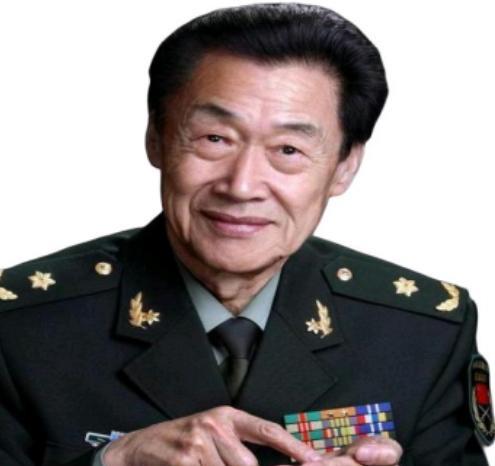 2003年，杨利伟乘坐神舟五号首次飞入太空。有人立刻跑到钱学森家里，不曾想，钱老