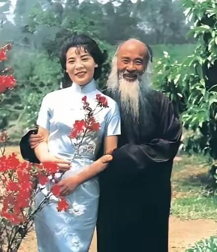 15岁的黄凝素嫁给张大千，婚后不久就怀孕了，孩子一个接一个地生，一共生了8个。谁