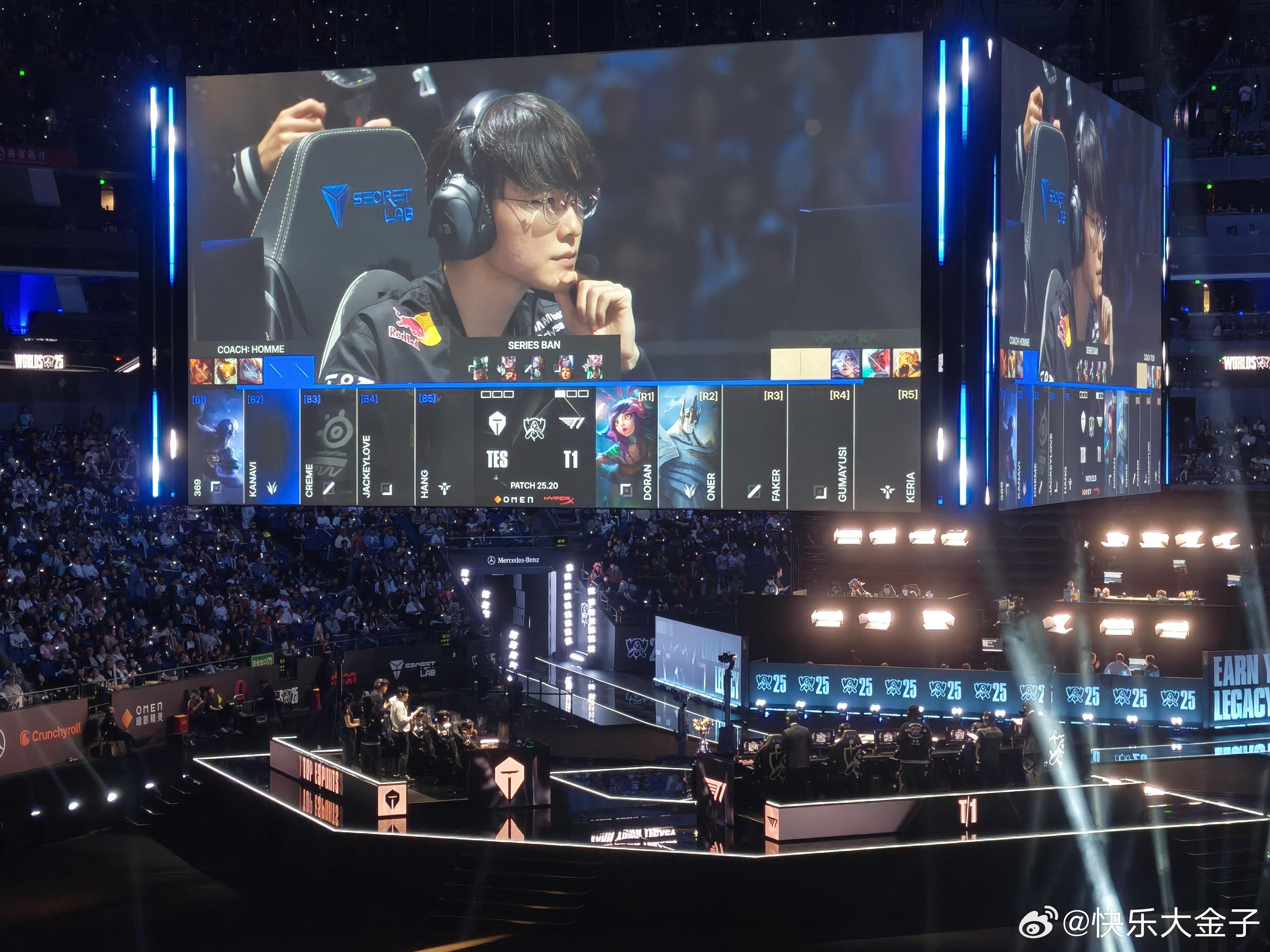 T1第二局开出加里奥，导播立马切了Faker的镜头。T1对战TESs15第一线