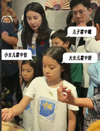这实在太可怕了！郭晶晶怎么这么会生啊！儿子长得像祖父霍东英，大女儿长得像奶